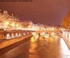 Onun köprüden arka planda ile gece Seine Nehri'nin güzel fotoğraf
